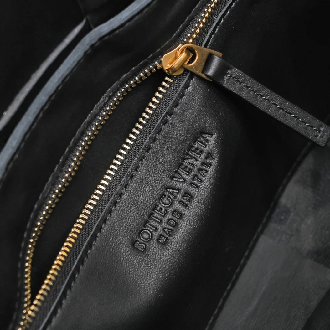 The new CASSETTE has a new version. Metal accessories. This is a popular item. The leather surface is replaced by pebbled cowhide that is more wear-resistant and durable. The inner leather is still made of soft lambskin. What is even more unique is that highly designed metal accessories are added to both sides of the shoulder strap. The metal on both sides is deliberately loosened, making a pleasant "ding" sound during use. The ultra-detailed design is perfect! Size 23x15x5.5 Model 6687#